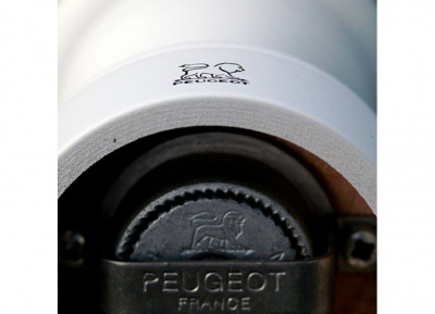 7827  Мельница-перцемолка  Peugeot  22 см,белый лак, дерево, Paris